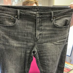 MEN’S 42 x 32 AMERICAN EAGLE GRAY FADED JEANS WITH AIRFLEX + TEMPTECH